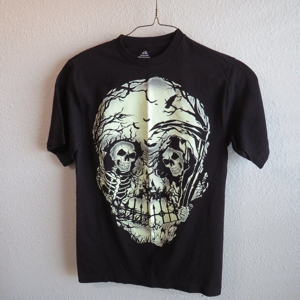 Skulls in the Graveyard Glow in the Dark T-Shirt Short Sleeve Size S/CH 34-36.